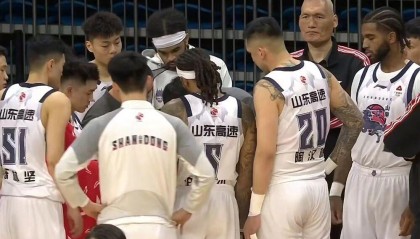 FB体育-山东男篮不敌广州，克里斯22+16末节自爆，徐昕17+10郭艾伦伤退